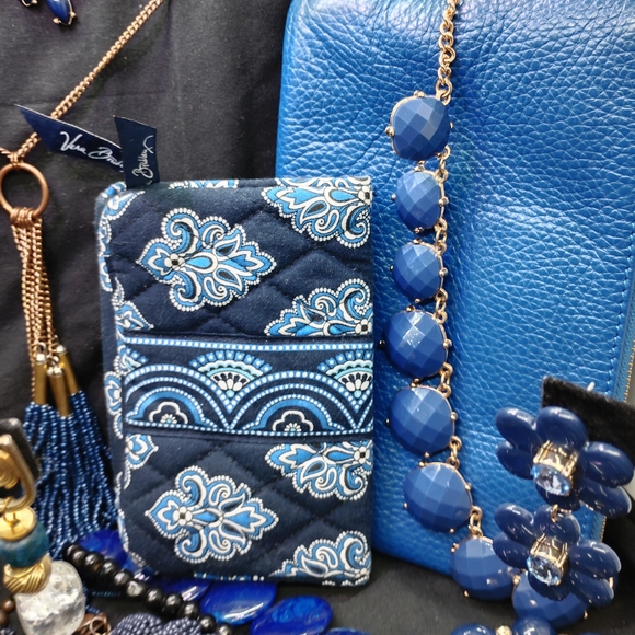 Elegant Blue Necklace Set - Picture 10 of 13